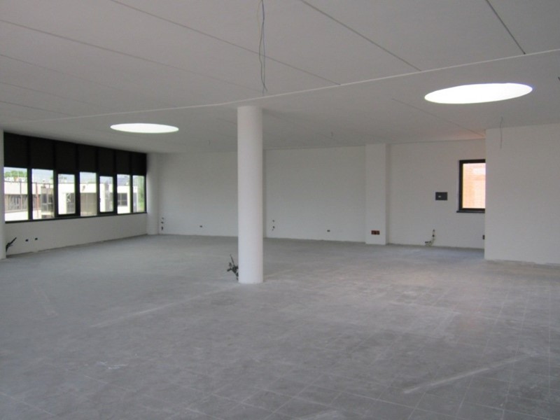 Ufficio in Vendita a San Giuliano Terme, zona La Fontina, 300'000€, 215 m²
