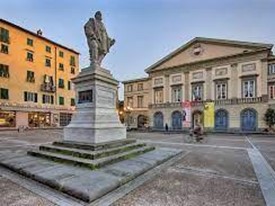 Ufficio in Affitto a Lucca, 3'000€, 250 m²