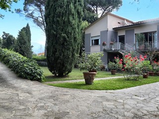 Villa in Vendita a Lucca, zona San Pietro a Vico, 350'000€, 193 m², con Box