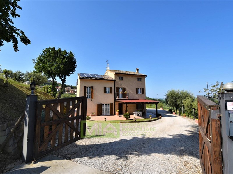 Rustico in Vendita a Montappone, zona Campagna, 390'000€, 280 m²