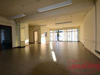 Ufficio in Affitto a Lucca, zona Sant'Anna, 4'200€, 420 m²