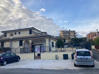 Villa bifamiliare in Vendita a Roma, zona case rosse, 310'000€, 180 m²