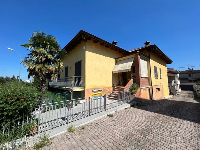 Casa Indipendente in Vendita a Lugagnano Val d'Arda, 265'000€, 200 m², con Box