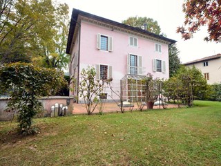 Villa in Vendita a Lucca, zona Gattaiola, 2'500'000€, 510 m², arredato, con Box