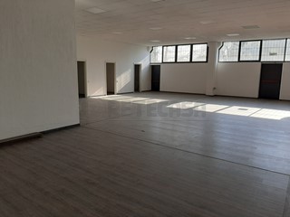 Immobile commerciale in Affitto a Vicenza, 800 m²