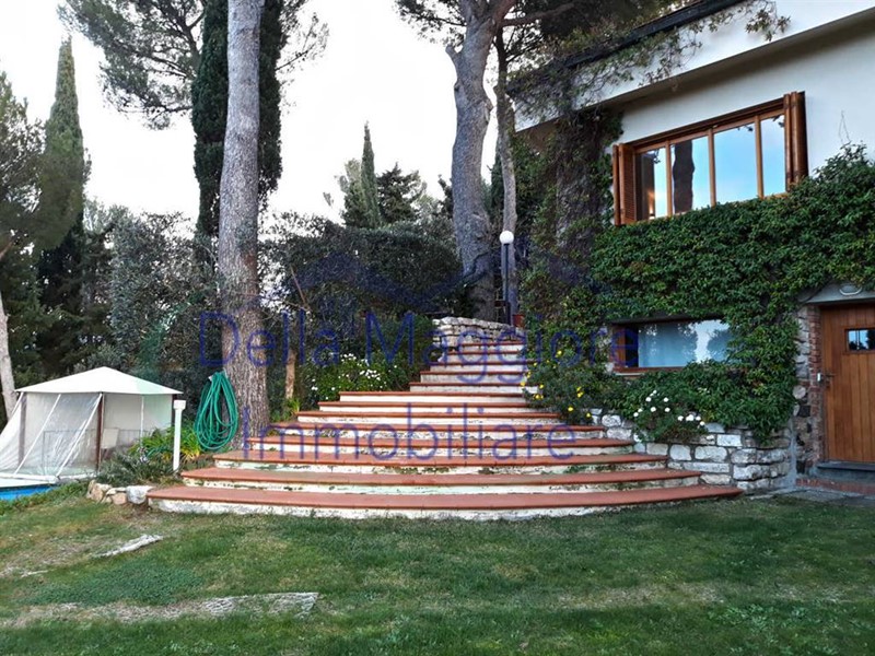 Casa Indipendente in Vendita a Livorno, zona Montenero, 560 m²