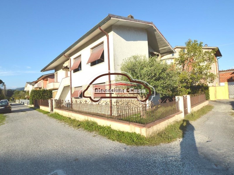 Villa in Vendita a Lucca, zona Sant'Anna, 330'000€, 195 m²
