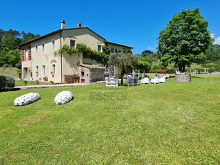 Villa in Vendita a Lucca, zona Ovest, 1'550'000€, 500 m²