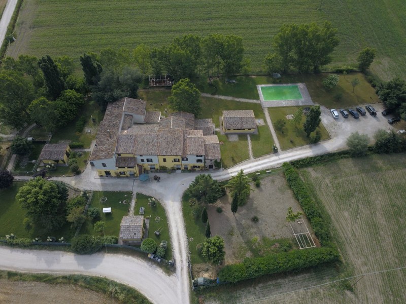 Attività commerciale in Vendita a Bevagna, zona Cantalupo, 490'000€, 900 m², arredato