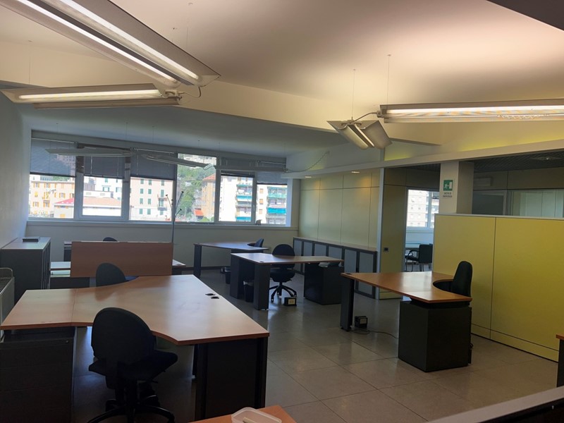Ufficio in Affitto a Genova, zona Staglieno, 1'700€, 220 m², arredato