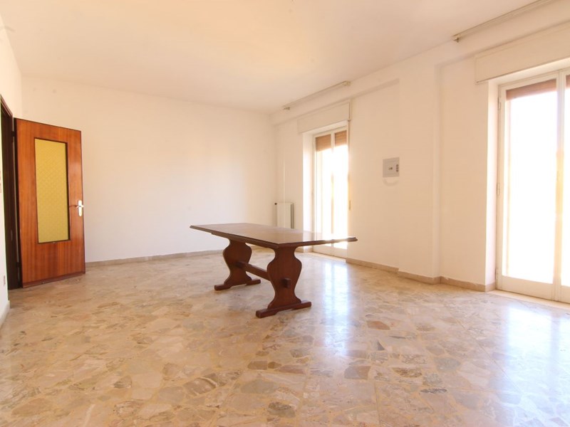 Appartamento in Vendita a Siracusa, zona via Padova, 120'000&euro;, 160 m²