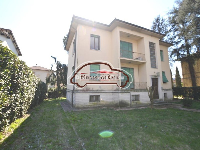 Villa in Vendita a Lucca, zona Sant'Anna, 433'160€, 340 m², con Box