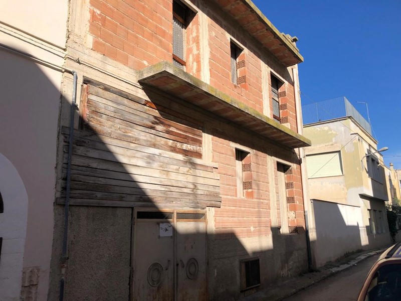 Casale in Vendita a Canosa di Puglia, 75'000€, 120 m²