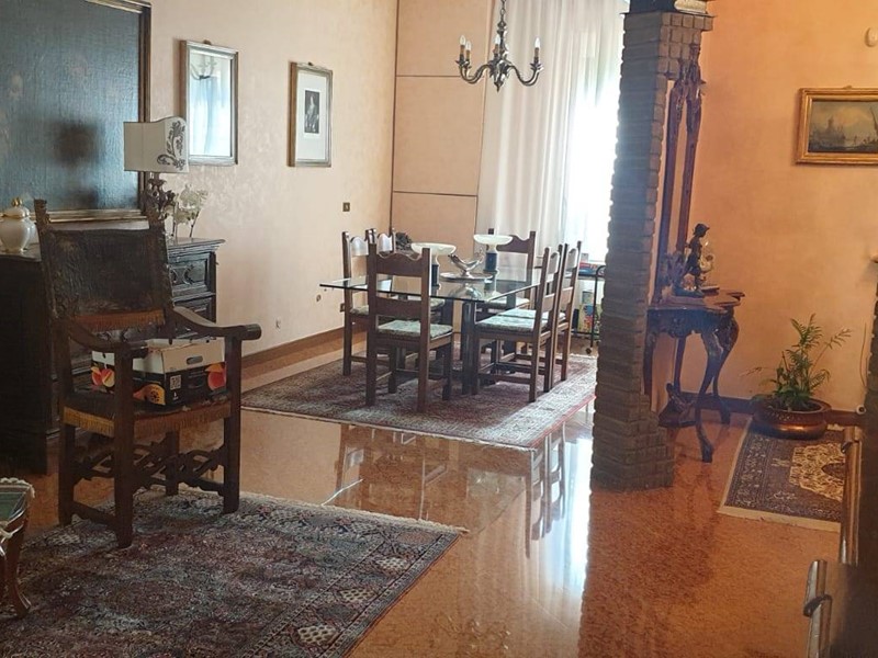 Casa Indipendente in Vendita a Mantova, zona Centro storico, 370 m²