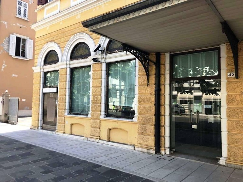 Negozio in Vendita a Gorizia, zona Centro storico, 470'000€, 588 m²