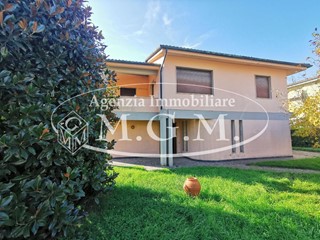 Casa Indipendente in Vendita a Castelfranco di Sotto, 320'000€, 235 m², con Box