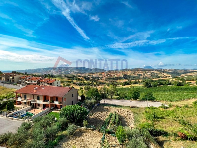 Appartamento in Vendita a Staffolo, zona Staffolo, 160'000€, 342 m², con Box