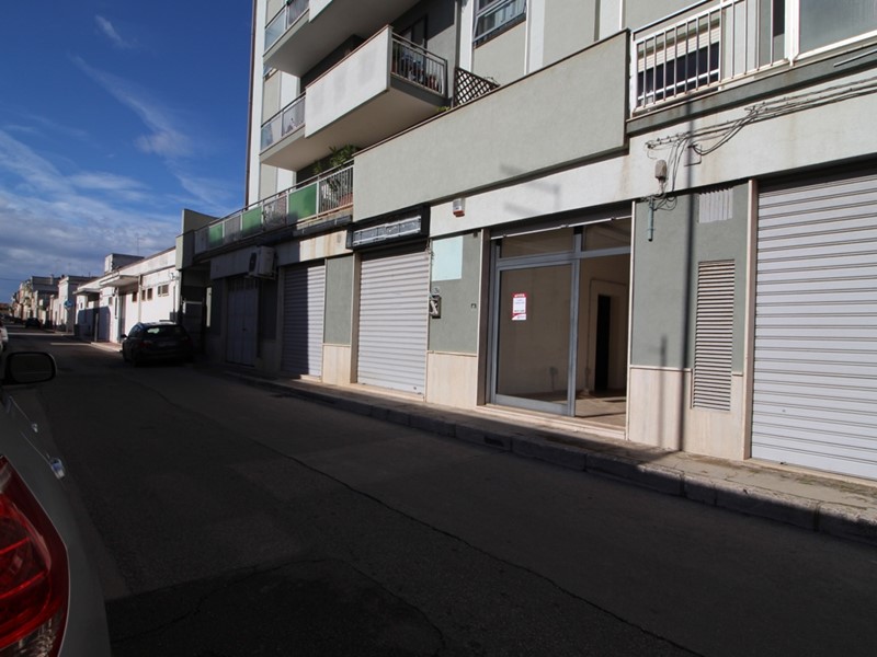 Negozio in Affitto a Manduria, 700€, 110 m²