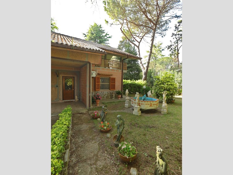 Villa bifamiliare in Vendita a Ronciglione, zona Punta del Lago, 295'000€, 168 m², arredato