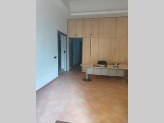 Negozio in Affitto a Battipaglia, zona via Guarino, 600€, 75 m²