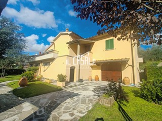 Villa in Vendita a Dicomano, 440'000€, 250 m², con Box