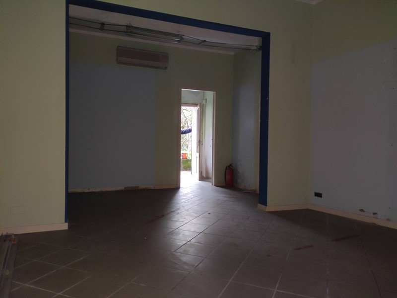 Attività commerciale in Affitto a Altopascio, zona Spianate, 450€, 40 m²