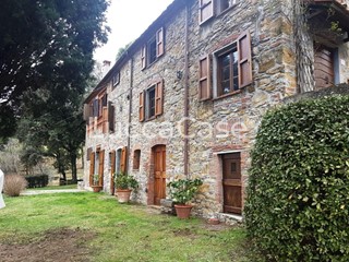 Casale in Vendita a Lucca, zona Torre, 680'000€, 280 m²