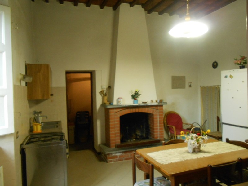 Casa Semi Indipendente in Vendita a Lucca, zona Arsina, 165'000€, 200 m², con Box