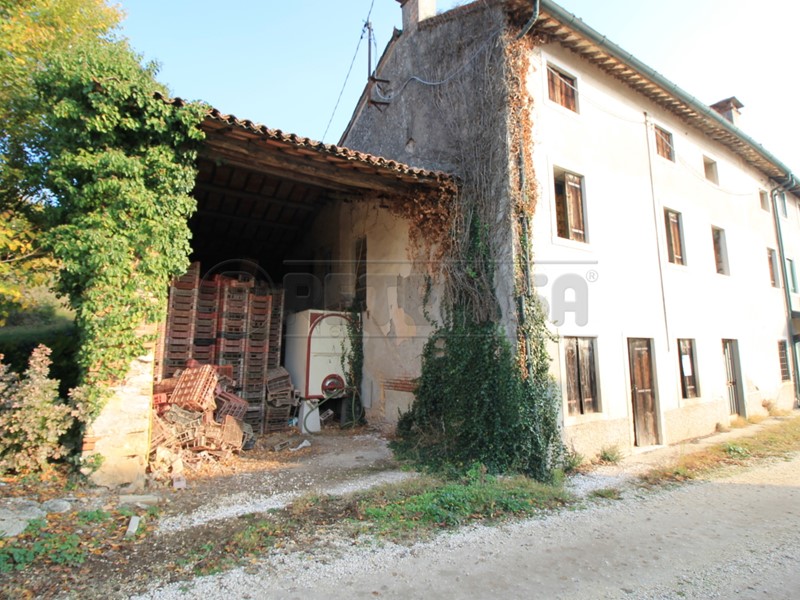 Rustico in Vendita a Montebello Vicentino, 73'000€, 275 m²
