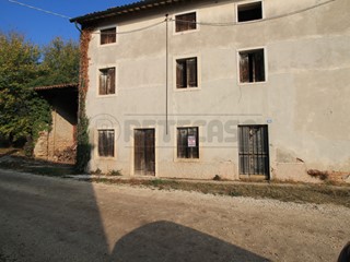 Rustico in Vendita a Montebello Vicentino, 73'000€, 275 m²