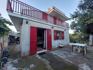 Villa in Vendita a Piedimonte Etneo, zona Via Noci, 80'000€, 95 m², arredato