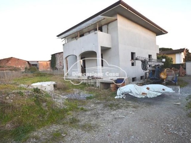 Villa in Vendita a Capannori, zona Marlia, 305'000€, 260 m²