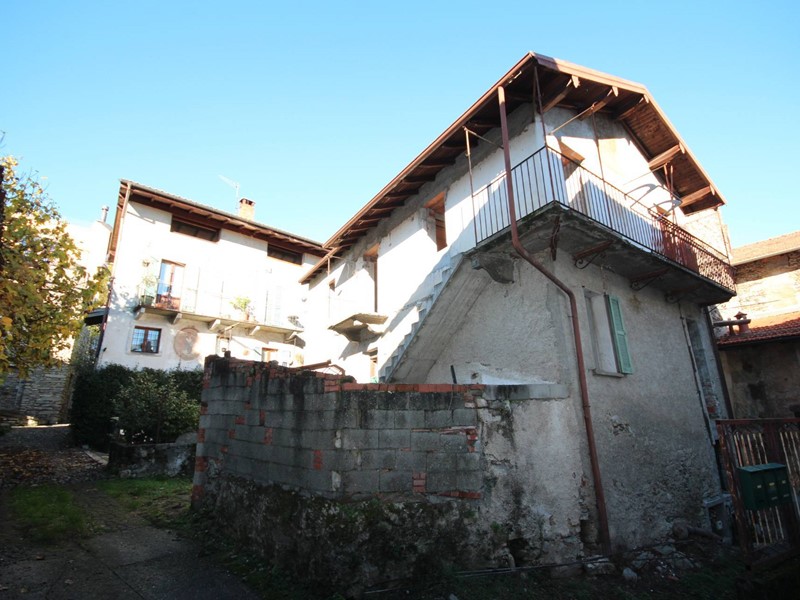 Casa Indipendente in Vendita a Verbania, zona Zoverallo, 95'000€, 210 m²