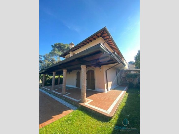 Villa in Vendita a Forte dei Marmi, 2'350'000€, 240 m², arredato