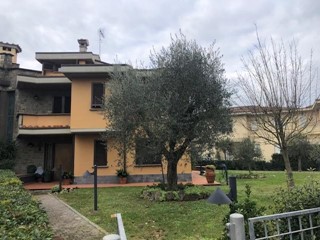 Villa bifamiliare in Vendita a Fucecchio, 590'000€, 200 m², arredato, con Box