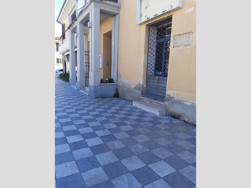 Immobile commerciale in Vendita a Carrara, zona Marina di Carrara, 140'000€, 67 m²