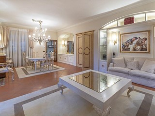 Villa in Vendita a Fucecchio, 650'000€, 480 m², con Box