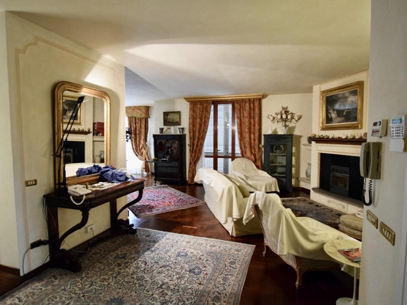 Villa in Vendita a Pontedera, 870'000€, 390 m², con Box