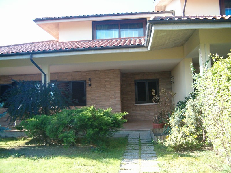 Villa bifamiliare in Affitto a Nocciano, zona collina, 650€, 155 m²