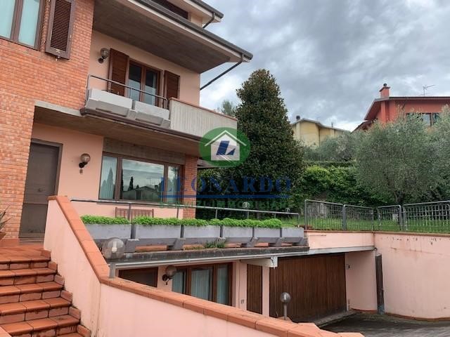 Villa bifamiliare in Vendita a Montecatini Terme, 380'000€, 280 m², arredato, con Box