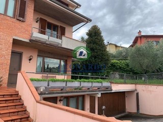Villa bifamiliare in Vendita a Montecatini Terme, 380'000€, 280 m², arredato, con Box