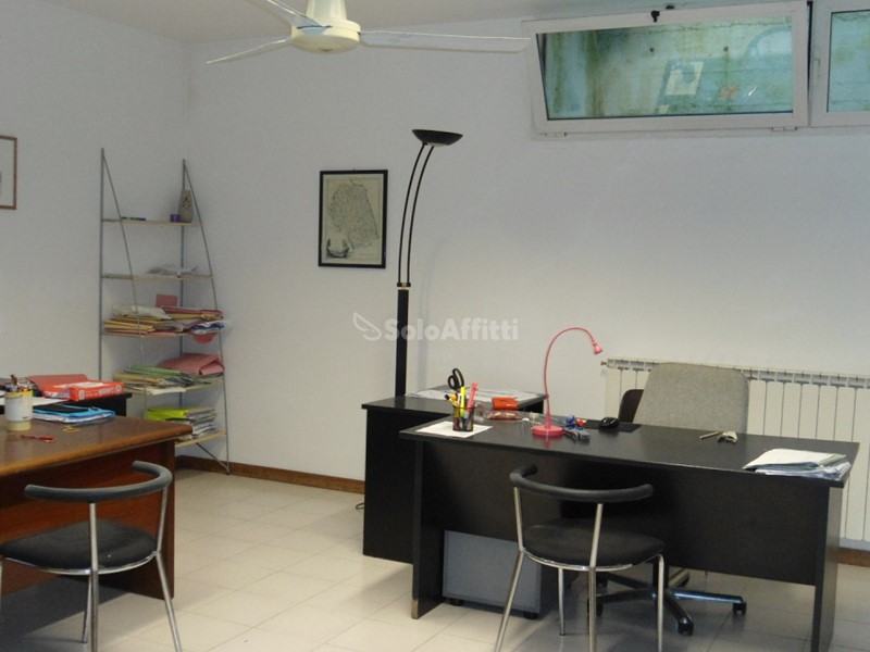 Ufficio in Affitto a Senigallia, zona Ciarnin, 230€, 15 m², arredato