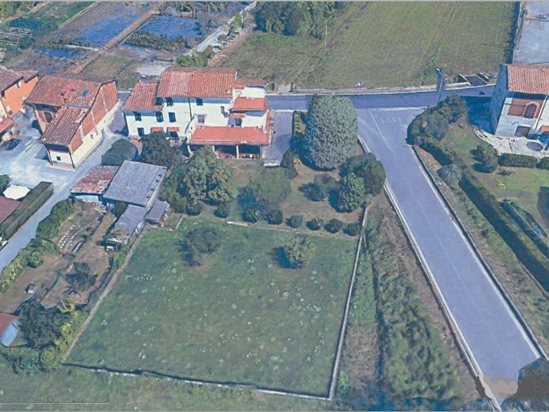 Villa bifamiliare in Vendita a Lucca, zona Fagnano, 280'000€, 250 m²
