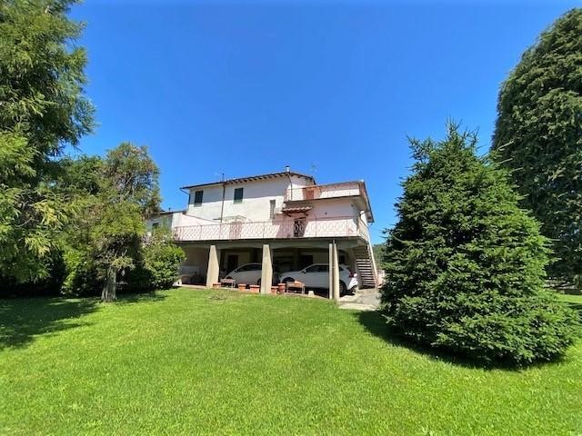 Villa bifamiliare in Vendita a Lucca, zona Fagnano, 280'000€, 250 m²