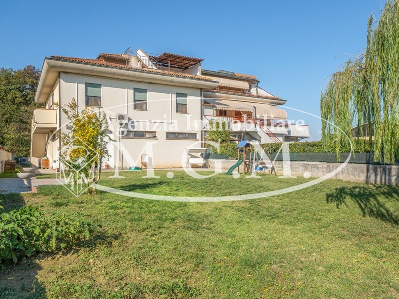 Casa Semi Indipendente in Vendita a Bientina, zona Quattro Strade, 382'000€, 180 m², con Box