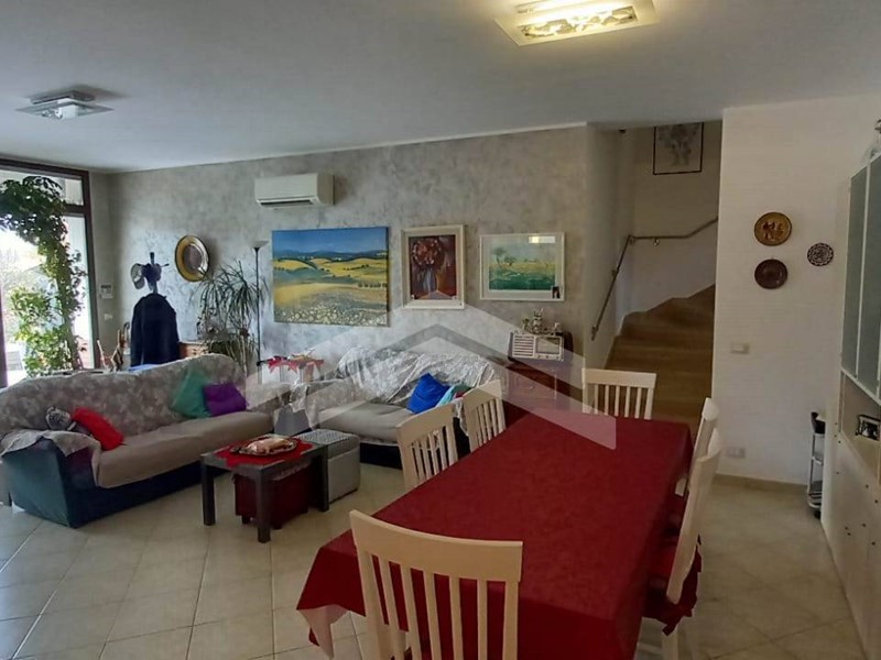 Villa bifamiliare in Vendita a Campobasso, zona Periferia, 325'000€, 220 m²