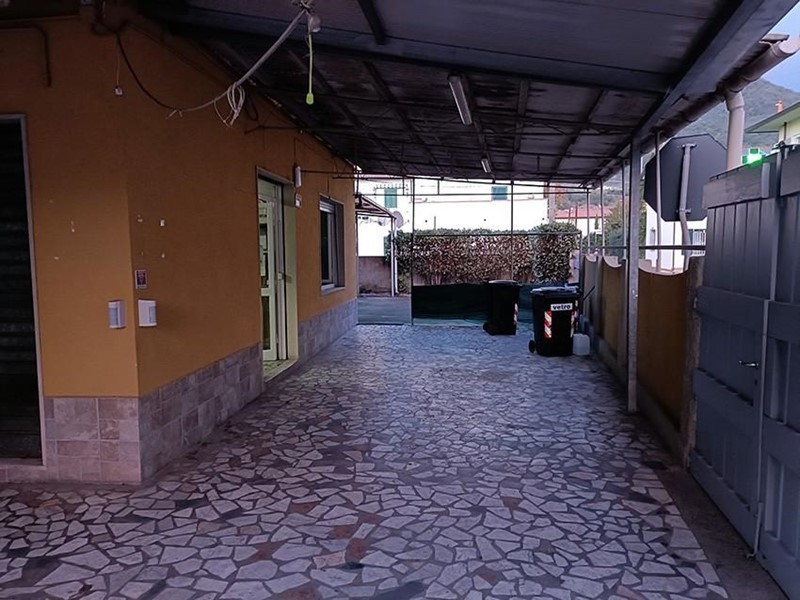 Immobile commerciale in Vendita a Carrara, zona Fossone, 155'000€, 80 m²