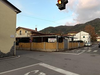 Immobile commerciale in Vendita a Carrara, zona Fossone, 155'000€, 80 m²