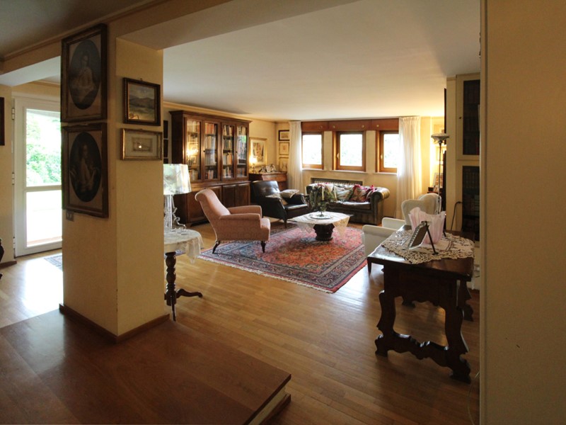 Villa bifamiliare in Vendita a Reggio Emilia, zona Villaggio Olimpia, 850'000€, 370 m², con Box