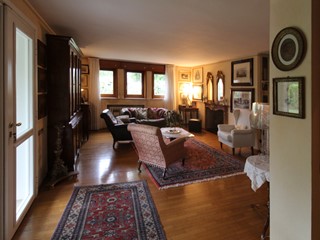 Villa bifamiliare in Vendita a Reggio Emilia, zona Villaggio Olimpia, 850'000€, 370 m², con Box